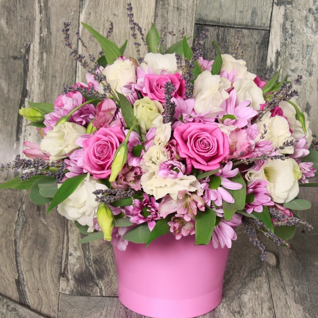 Композиция из Роз, Хризантем и Лизиантуса в кашпо «Новый день»