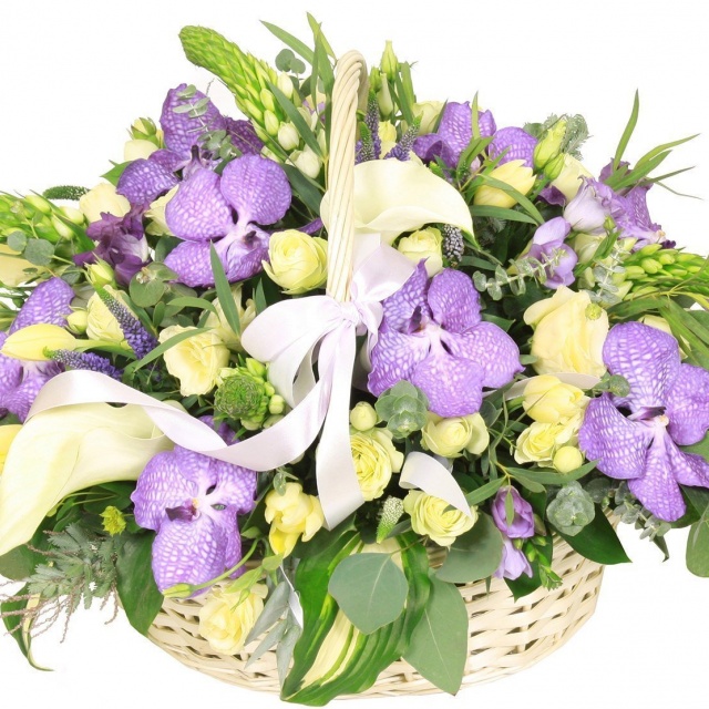 Композиция из Роз, Калл, Фрезий и Орхидей в корзине «Реверанс красоте»