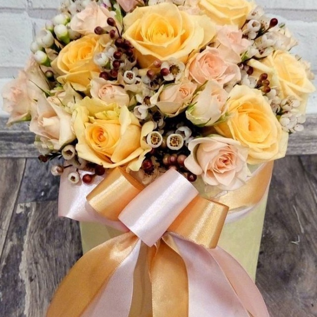 Композиция из Роз и Хамелациума в шляпной коробке «Солнечное настроение»