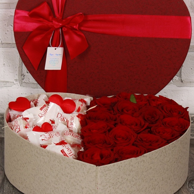 Композиция из Роз и Конфет Рафаэлло в коробке в виде сердца «Сладкое послание»