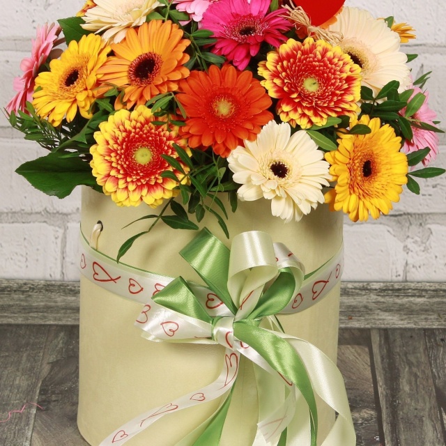 Композиция из Гермини в шляпной коробке «Солнечный восторг»