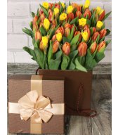 Коробка с тюльпанами и нарциссами Притяжение чувств