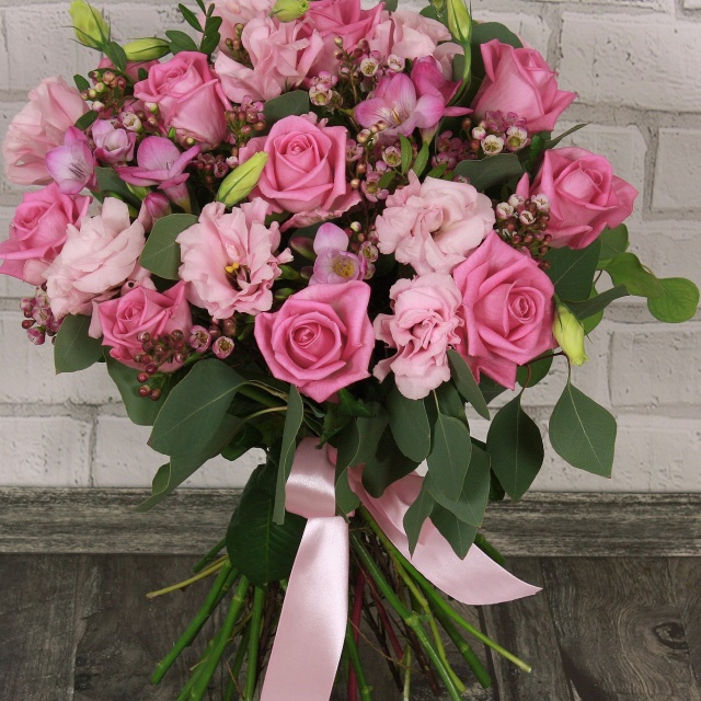 Букет из Роз, Фрезий и Лизиантуса «Романтика лета»