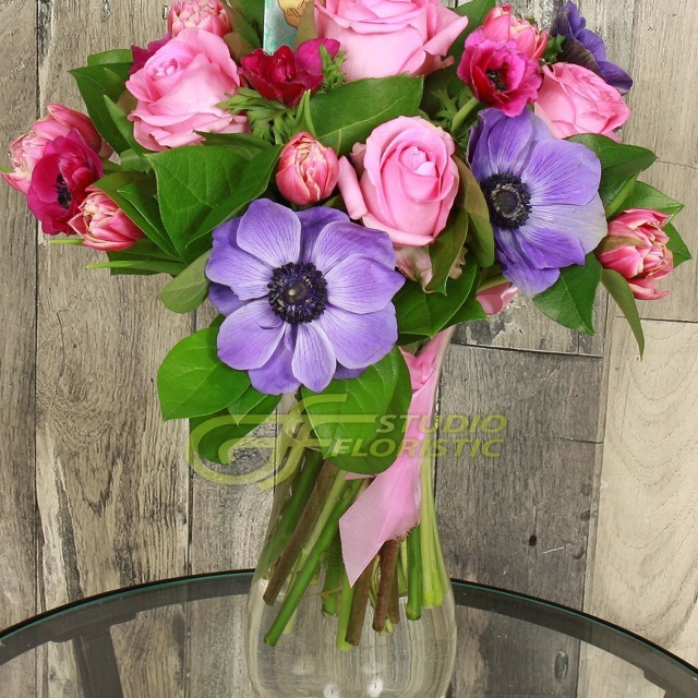 Букет из Анемонов, Роз и Тюльпанов «Вдохновение художника»