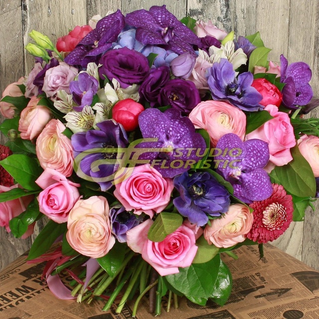 Букет из Роз, Ранункулюсов, Анемонов и Орхидей «Радужный дождь»