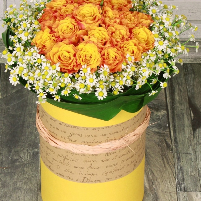 Композиция из Роз и Ромашек в шляпной коробке «Летнее чудо»