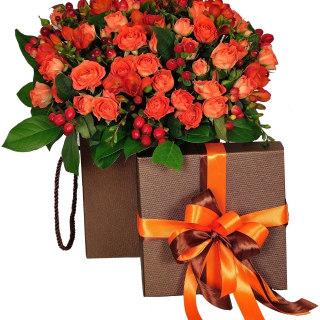 Композиция из кустовой Розы, Фрезий и Гиперикума в коробке «Дары изобилия»