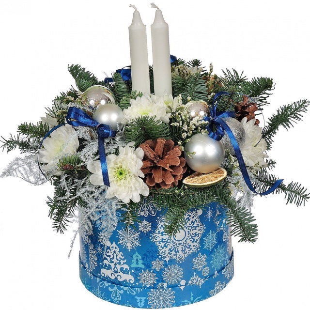 Новогодняя композиция со свечами и Хризантемами в коробке «Зимний восторг»