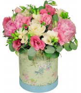 Шляпная коробка из Пионов, Лизиантуса Шляпная коробка из Пионов, Лизиантуса