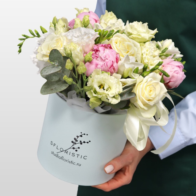 Композиция из Пионов, Фрезий и Лизиантуса в шляпной коробке «Легкость чувств» Композиция из Пионов, Фрезий и Лизиантуса в шляпной коробке «Легкость чувств»