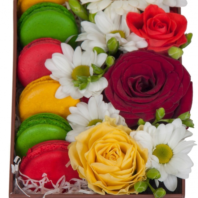 Композиция из Роз, Гермини и Хризантем с печеньем макарони в коробке «Сладкая жизнь»