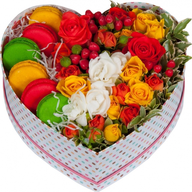 Композиция из Роз и Фрезий с печеньем макарони в коробке в виде сердца «Посылка с секретом»
