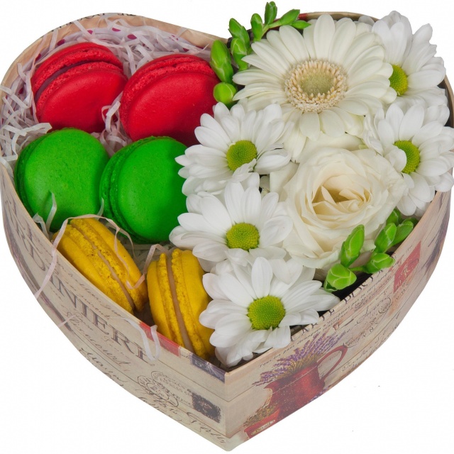 Композиция из Роз и Гермини с печеньем макарони в коробке в виде сердца «Вкус сладости»