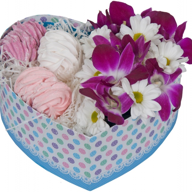 Композиция из Орхидей и Хризантем с зефиром в коробке в виде сердца «Зефирка для принцессы»