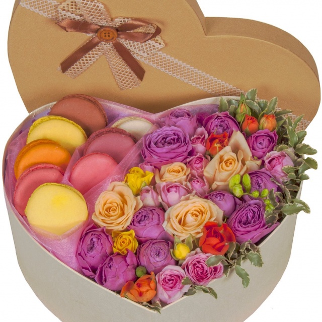 Композиция из Роз с печеньем макарони в коробке в виде сердца «Сладкое счастье»