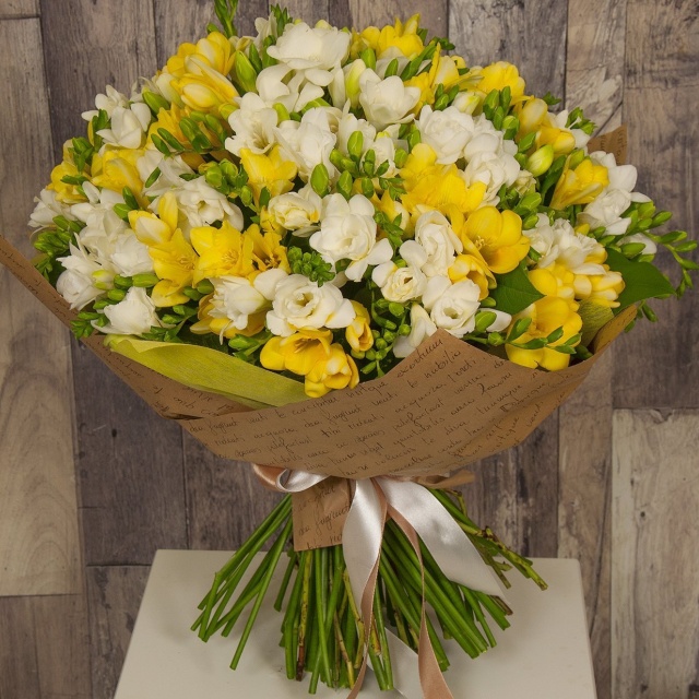 Букет Фрезий «Переливы солнца»