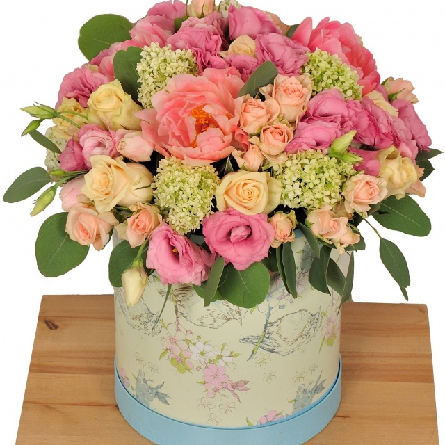 Композиция из Роз, Пионов и Лизиантуса в шляпной коробке «Прогулка вдвоем» Композиция из Роз, Пионов и Лизиантуса в шляпной коробке «Прогулка вдвоем»