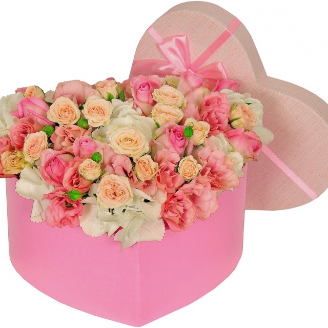 Композиция из Роз, Эустомы и Гортензии в коробке в виде сердца «Трепетный гламур»