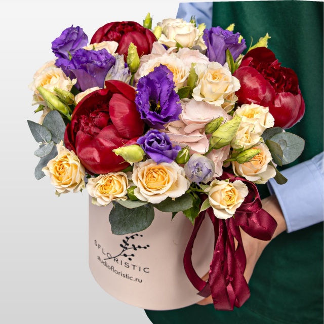 Композиция с Пионами и кустовой Розой в шляпной коробке «Истина в любви»