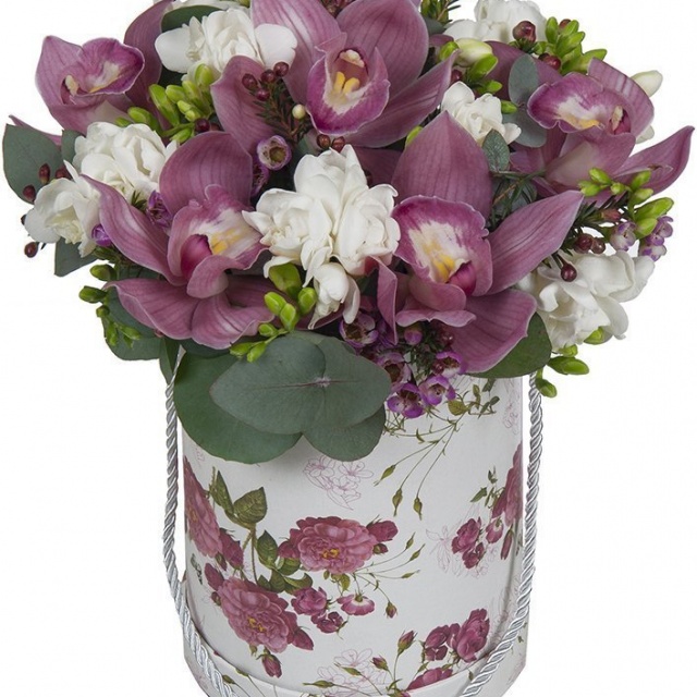 Композиция с Орхидеями и Фрезиями в шляпной коробке «Величие и нежность»