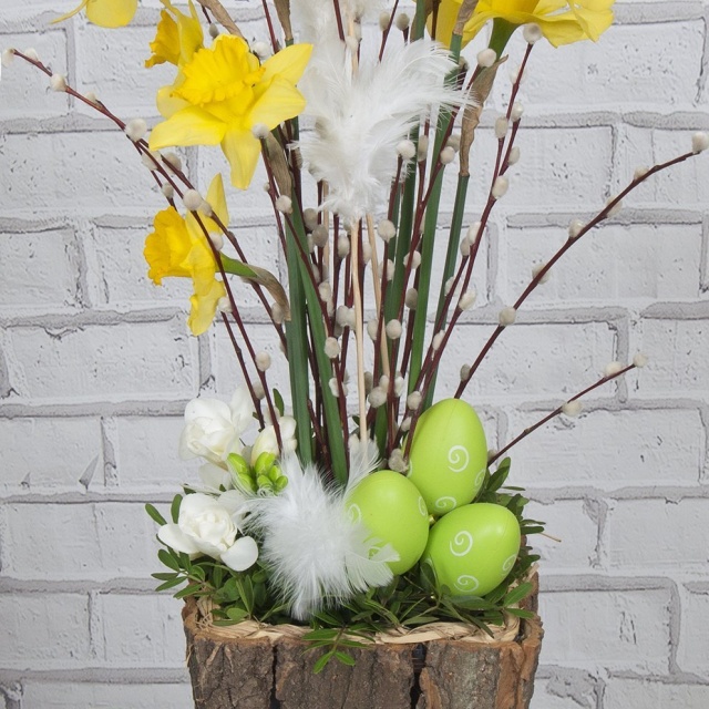 Композиция из Нарциссов, Фрезий и Вербы в кашпо «Весеннее чудо»
