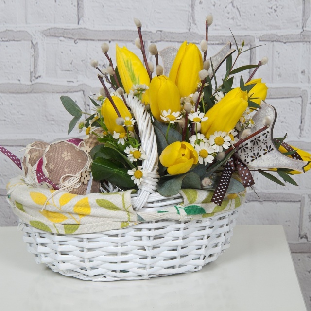Композиция из Тюльпанов, Ромашек и Вербы в корзине «Весеннее пробуждение»