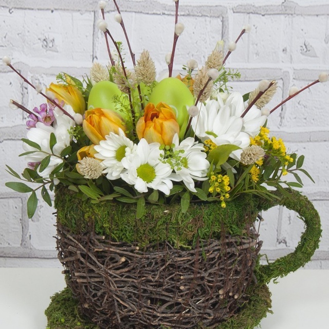 Композиция из Тюльпанов, Хризантем и Лизиантуса в кашпо «Пасхальная чашка»