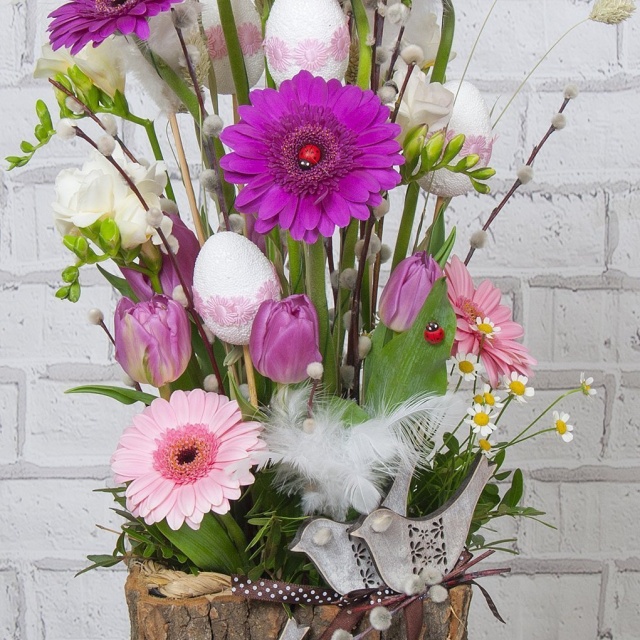 Композиция из Гермини, Фрезий и Тюльпанов в кашпо «Радостный миг»