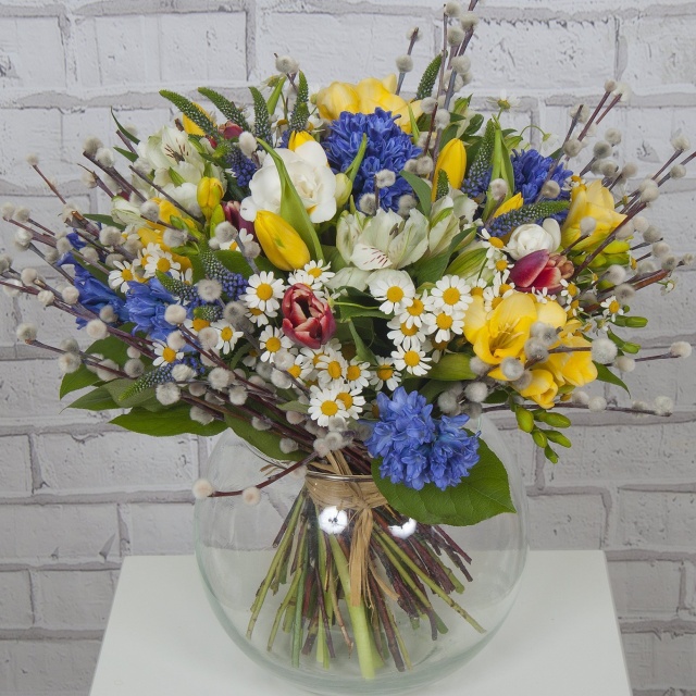 Букет из Тюльпанов, Гиацинтов и Фрезий «Пасхальная ночь»