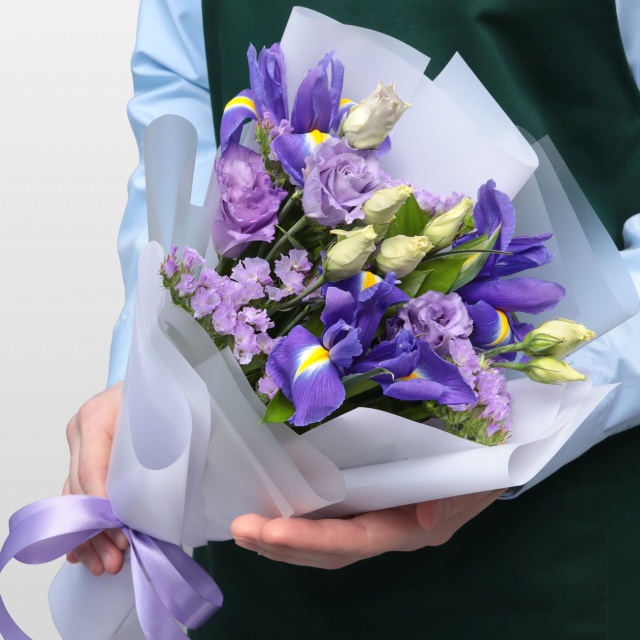 Букет из Лизиантуса и Ириса «Альянс»