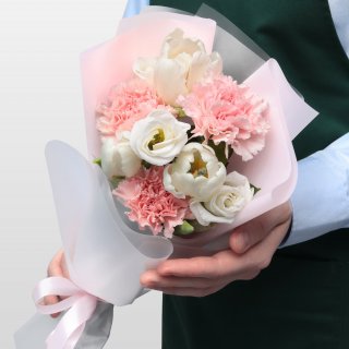 Букет из Гвоздик, Тюльпанов и Эустомы «Маленькая радость»