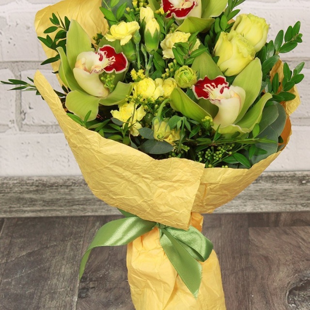 Букет из Орхидеи, Гвоздики и Лизиантуса «Корпоративный букет №9»