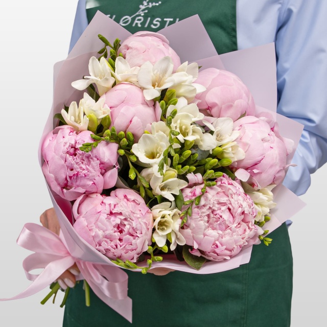 Букет из Пионов и Фрезий «Незабываемый аромат»