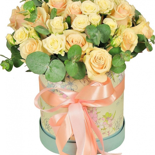 Композиция из Роз в шляпной коробке «Аромат летнего дня»