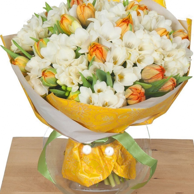 Букет из Тюльпанов и Фрезий «Порхание бабочек»