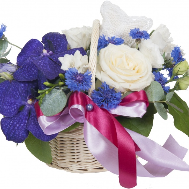 Композиция из Фрезий, Орхидей и Лизиантусов в корзине «Маленькое волшебство»