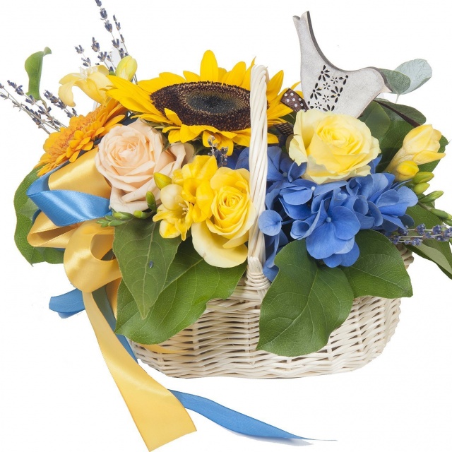 Композиция из Фрезий, Роз и Гортензии в корзине «Расцвет красоты»