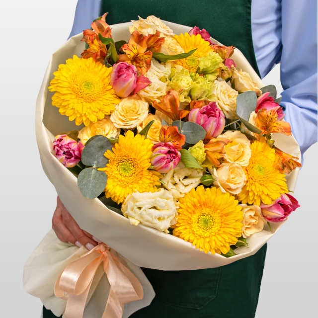 Букет из Тюльпанов, Роз и Гермини «Самому дорогому человеку»