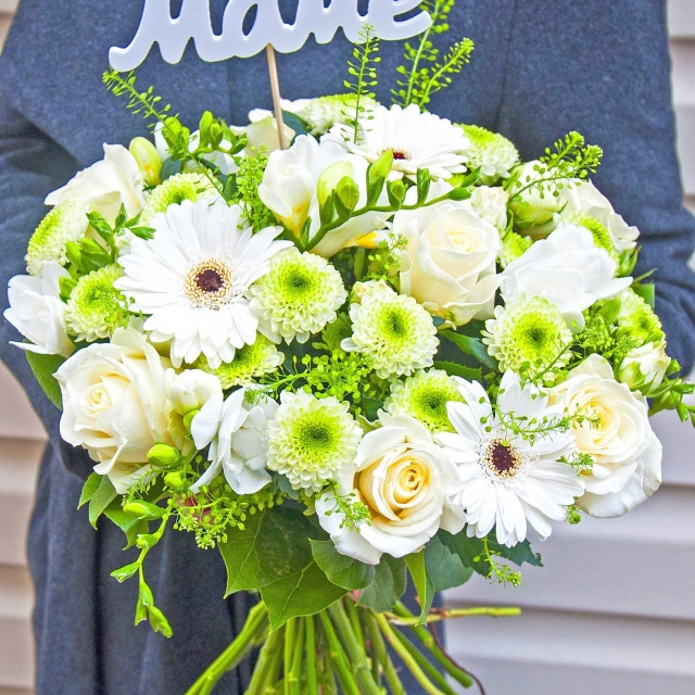 Букет из Роз, Гермини, Фрезий и Хризантем «Грация»