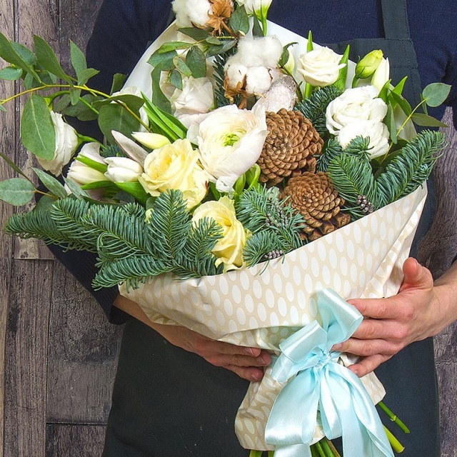 Букет новогодний из Роз, Тюльпанов и Ранункулюсов «Зимние грезы»