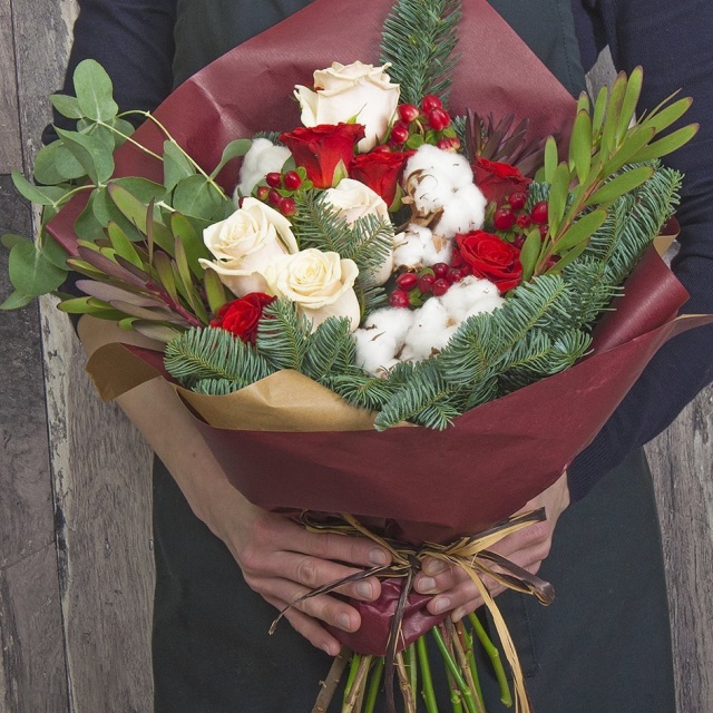 Букет новогодний из Роз, Гиперикума и Леукадендрона «Воплощение мечты»