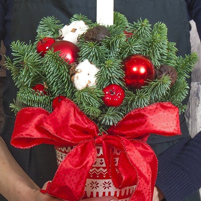 Композиция новогодняя со свечой из Лапника с декором в кашпо «Новогоднее волшебство»