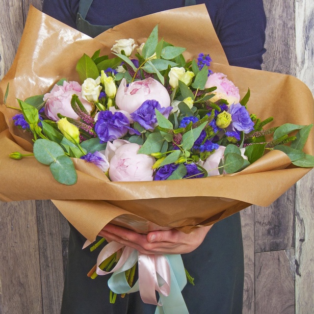 Букет из Пионов, Лизиантуса и Вероники «В ритме весны»