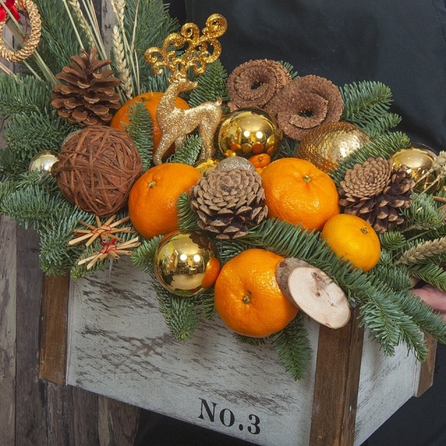 Новогодняя композиция из Лапника, Колосьев и Мандаринов «Северный Олень»