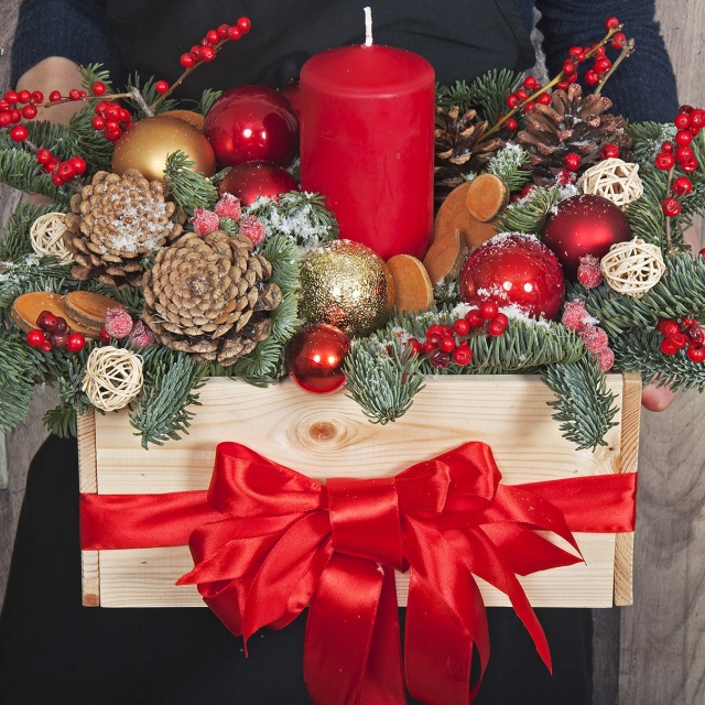 Композиция новогодняя со свечой из Ели, Илекса и Шишек в ящике «Время чудес»