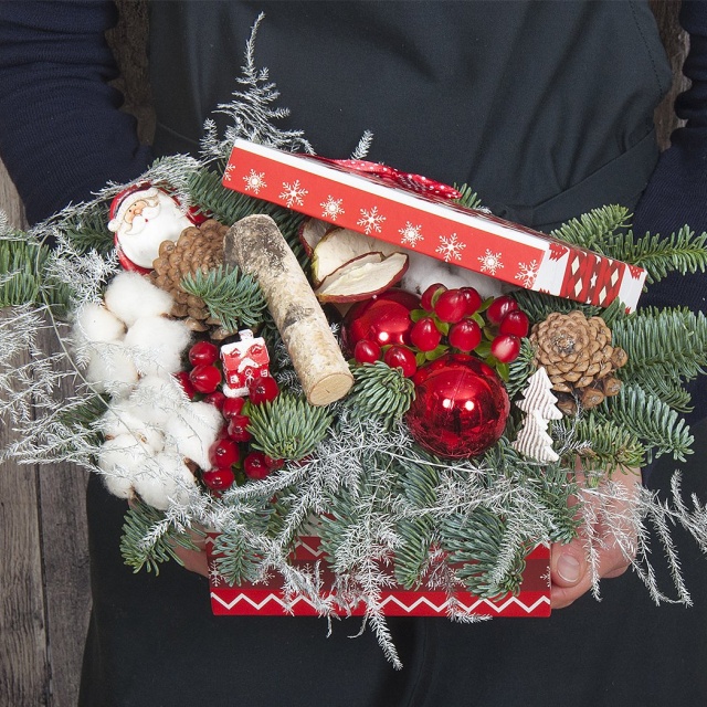 Композиция новогодняя из Ели, Гиперикума, Шишек и Хлопка в коробке «Блеск» Композиция новогодняя из Ели, Гиперикума, Шишек и Хлопка в коробке «Блеск»