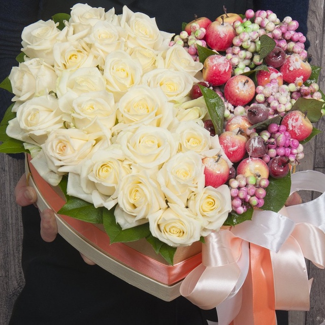 Композиция из Роз в коробке в виде сердца «Признание в вечной любви»