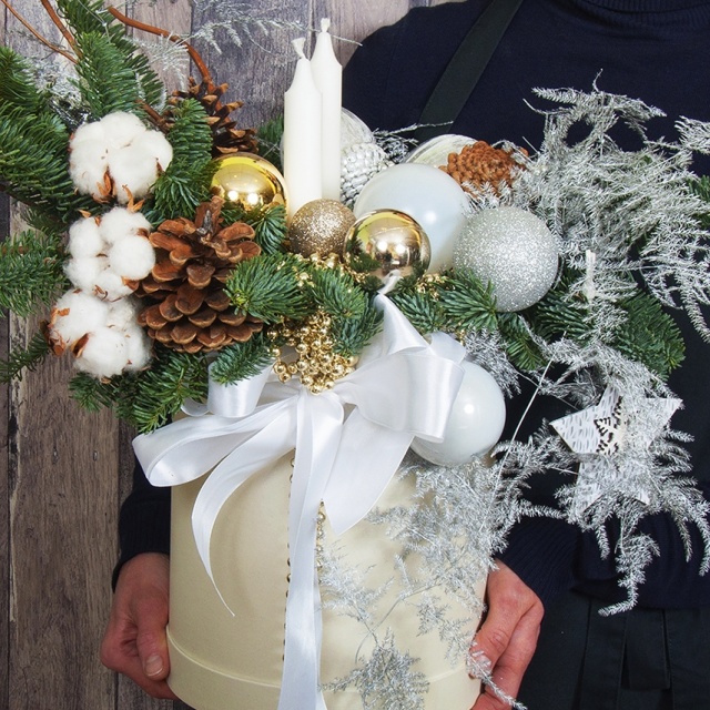 Композиция новогодняя со свечами из Ели с Хлопком в коробке «Снежная метель»