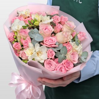 Букет из Роз и Фрезий «Бусинка»