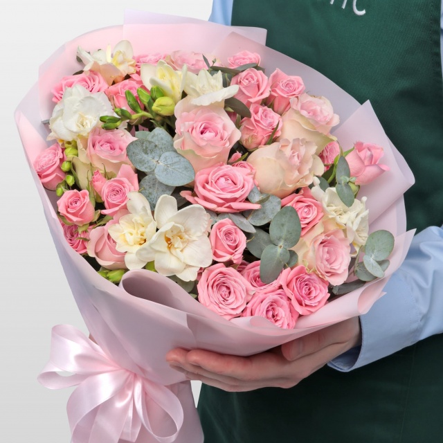 Букет из Роз и Фрезий «Бусинка»